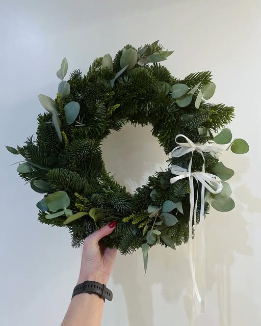 Adventní věnec z chvojí a eukalyptu s bílou mašlí